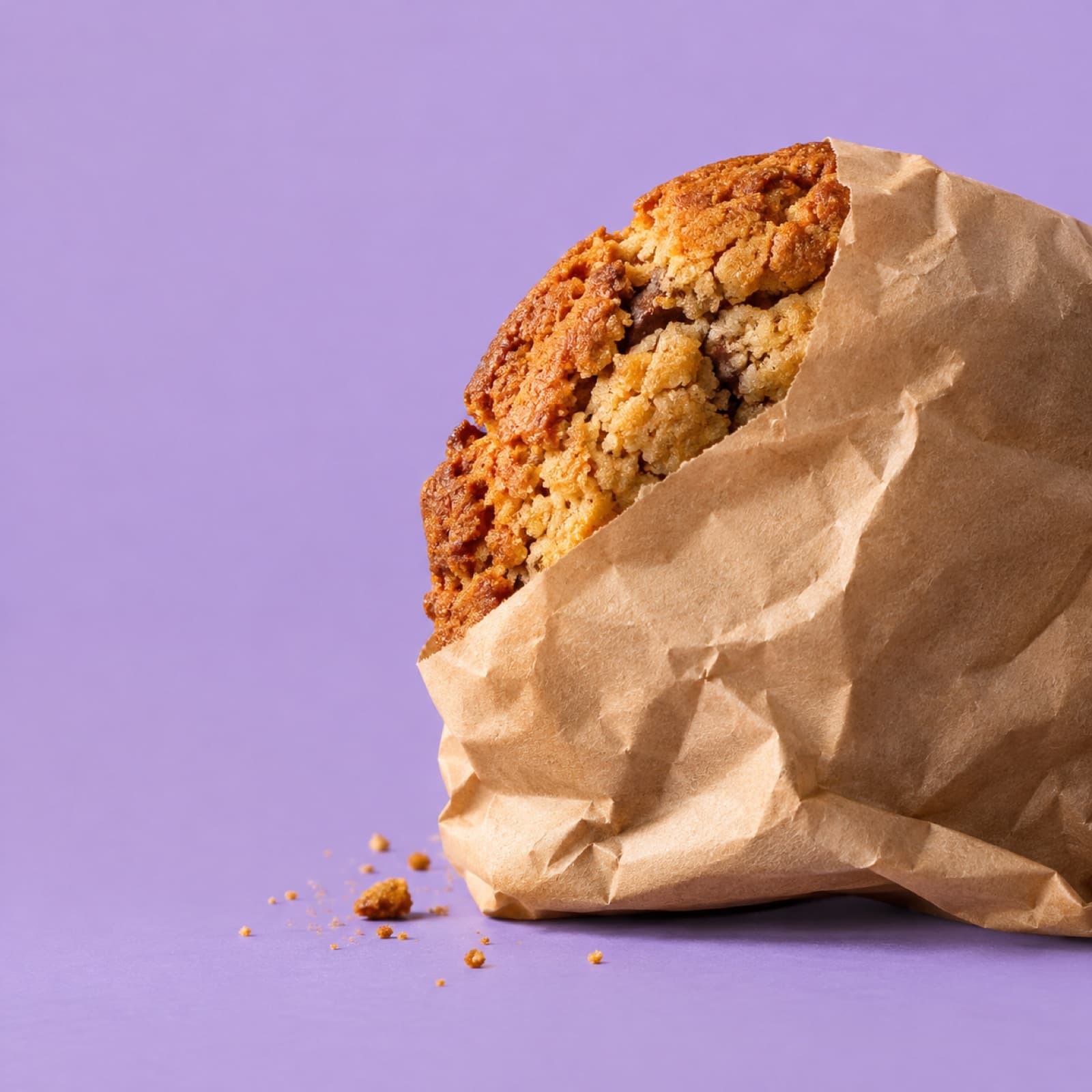 Cookie meio embrulhado em papel kraft